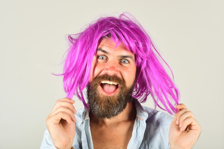 Foto homem barbudo feliz na peruca homem na peruca colorida sorrir fechar retrato do homem barbudo sorridente isolado