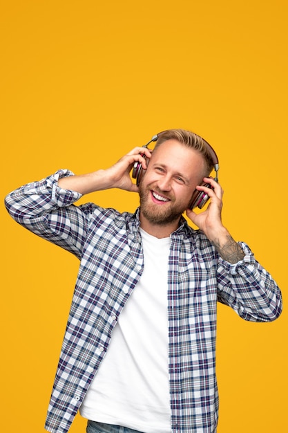 Homem barbudo feliz ouvindo música