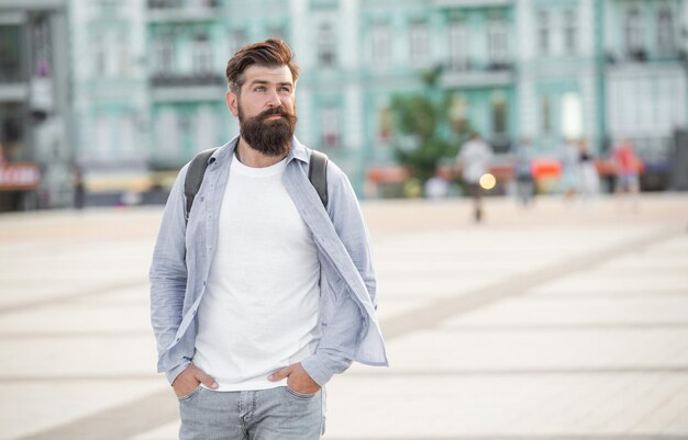 homem barbudo fora retrato de homem com barba homem casual brutal espaço de cópia ao ar livre