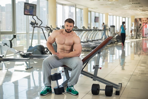 Homem barbudo forte no ginásio