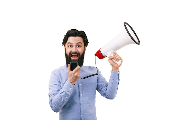 Foto homem barbudo gritando em megafone isolado em fundo branco