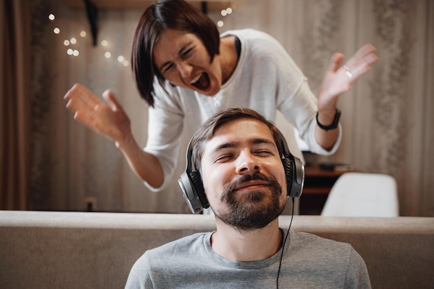 Homem barbudo gritando feminino na sala de estar