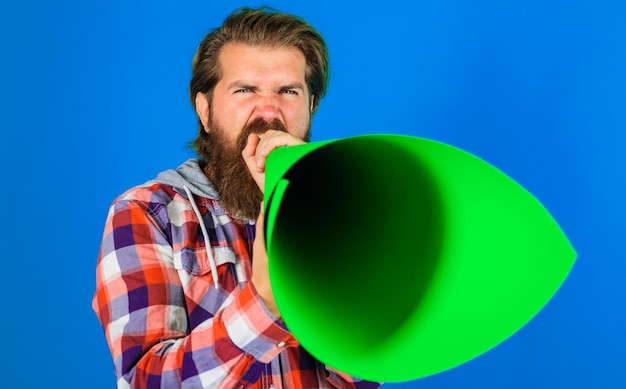 Homem barbudo gritando no alto-falante ou megafone liberdade de expressão anunciando ou espalhando notícias