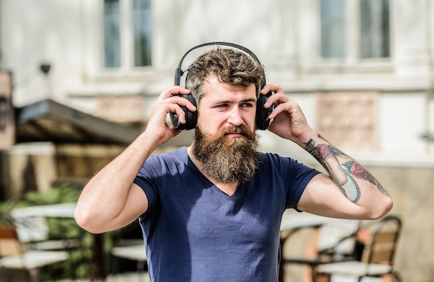Homem barbudo hipster fones de ouvido ouvindo música Hipster desfrutar de excelente música de som em fones de ouvir Caminhando com música Música batida para humor enérgico Ritmo para caminhar Excelente lista de reprodução de música