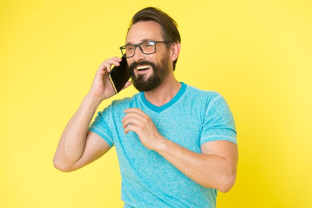 Homem barbudo. Hipster maduro com barba. Cuidado facial. Moda masculina. hipster caucasiano brutal com bigode. homem feliz falando no telefone. conversa agradável. Boa conversa de negócios.