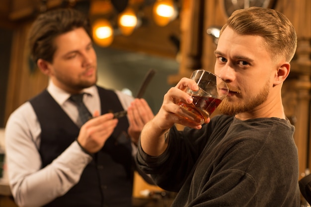 Homem barbudo jovem e bonito na barbearia