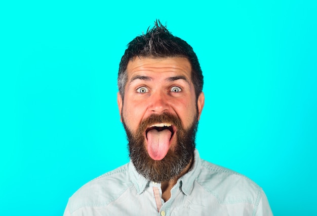 Homem barbudo mostra língua pessoas emoções rosto expressão homem de nádegas feliz homem barbudo com longa