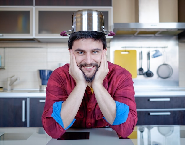 Homem barbudo na cozinha