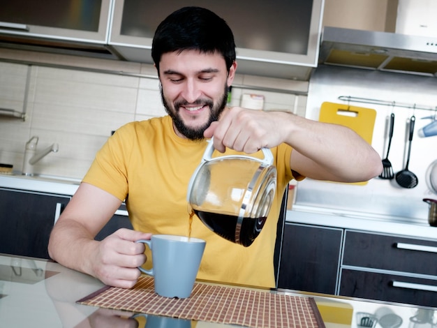 Homem barbudo na cozinha