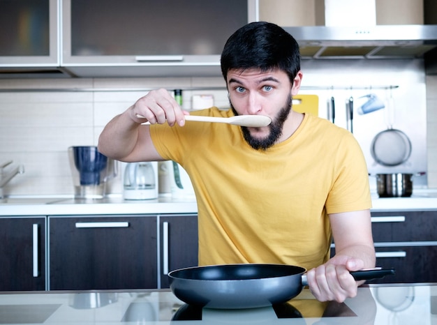 Homem barbudo na cozinha