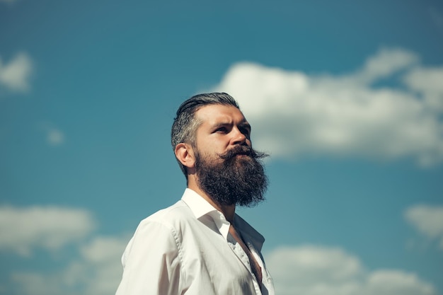 Homem barbudo no céu azul