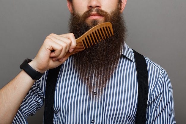 Homem barbudo penteando sua longa barba