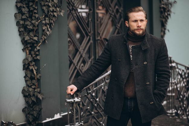 Homem barbudo posando na rua no inverno