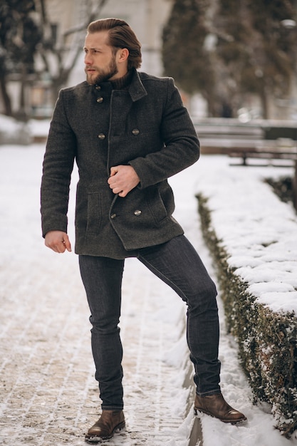 Homem barbudo posando na rua no inverno