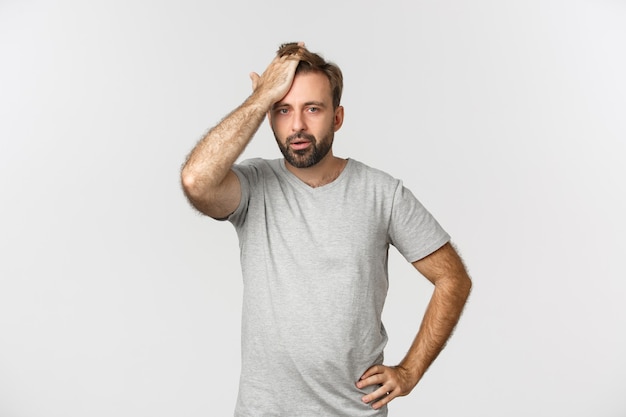 Foto homem barbudo problemático em camiseta cinza