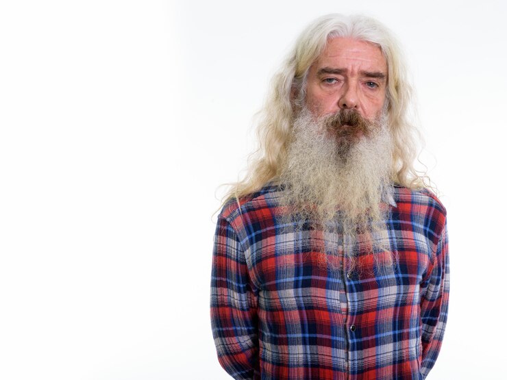 Foto homem barbudo sênior com barba grisalha e cabelo comprido