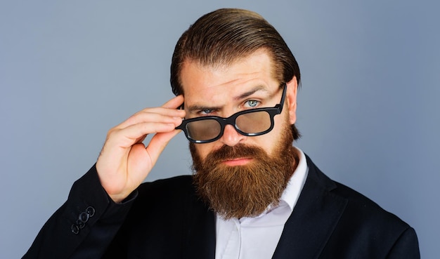 Homem barbudo sério de moda masculina em óculos empresário elegante em óculos