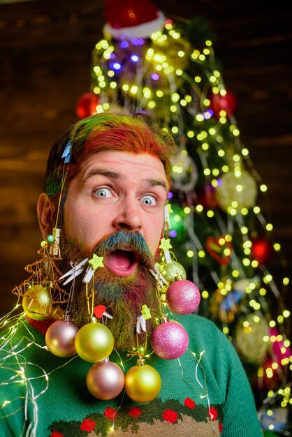 Homem barbudo surpreso em conceito festivo papai noel deseja feliz natal tema feriados de natal