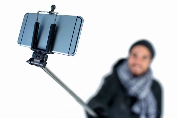 Homem barbudo usando uma vara Selfie