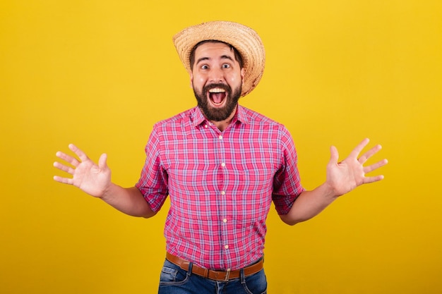 Homem barbudo vestindo roupas típicas para festa Junina Surpreso extremamente feliz e animado comemorando Para a Festa do Arraia