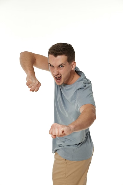 Foto homem barbudo zangado gritando em fundo branco de estúdio