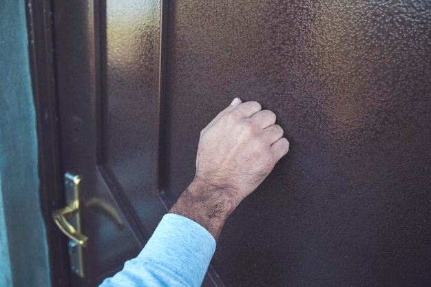 Homem bate na porta da casa