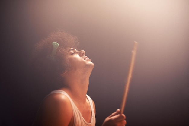 Homem baterista e músico em performance em festival de música de concerto de rock no palco e talento Artista de pessoa e tocar bateria para entretenimento som e ensaio em instrumento de percussão