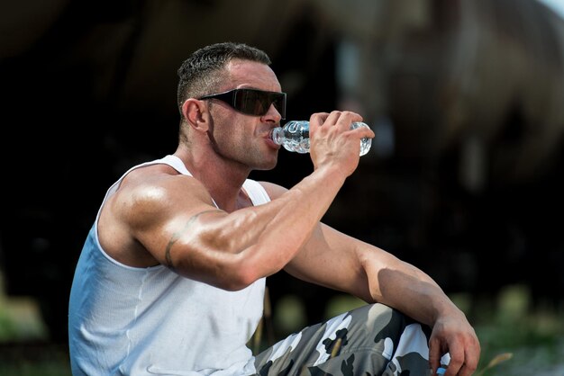 Homem bebendo água após o exercício