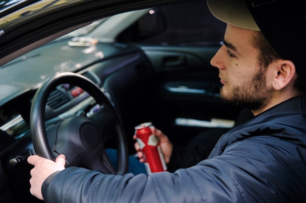 Homem, bebendo, cerveja, enquanto, dirigindo carro