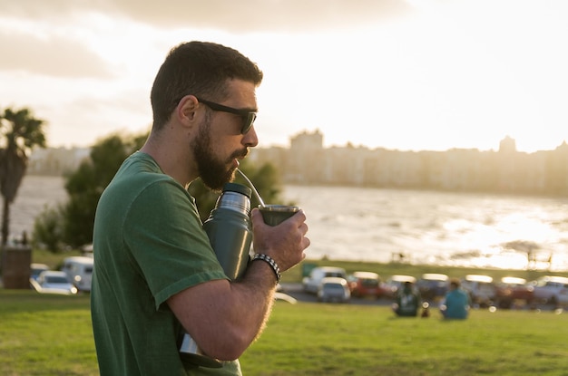 Foto homem bebendo chimarrao mate uma infusão de yerba mate com ho