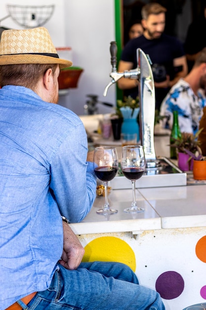 Homem bebendo vinho em um bar de flamenco espanhol