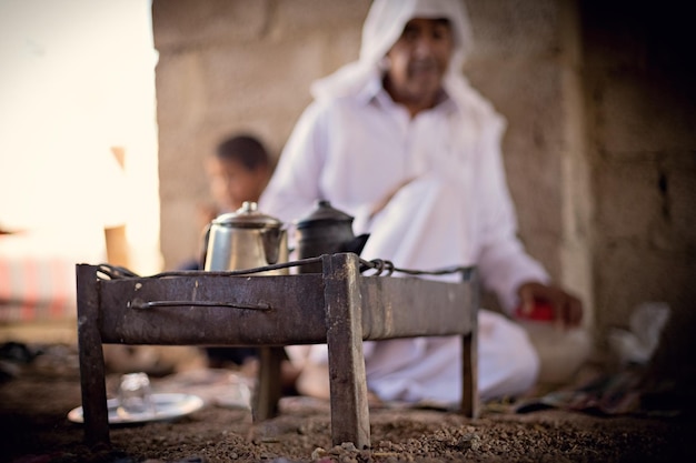 Homem beduíno bebendo chá chá tradicional Beduíno retrato Sinai Egito