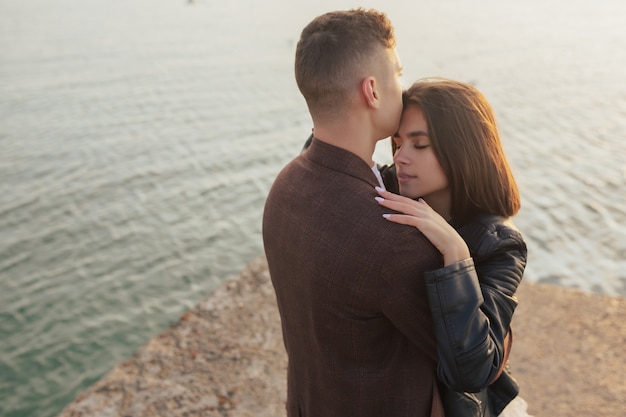 Foto homem beijando a mulher na testa