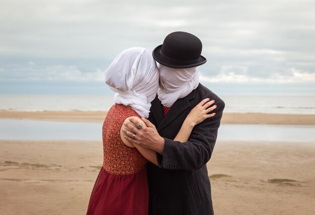 Homem beijando mulher com tecidos brancos na cabeça