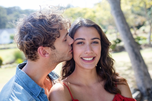 Homem beijando mulher na bochecha