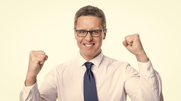 Foto homem bem sucedido comemorando o sucesso isolado em branco homem bem-sucedido celebrando o sucesso no estúdio homem bem- sucessivo celebrando o êxito foto de homem bem- sucedido comemorando o sucesso em óculos