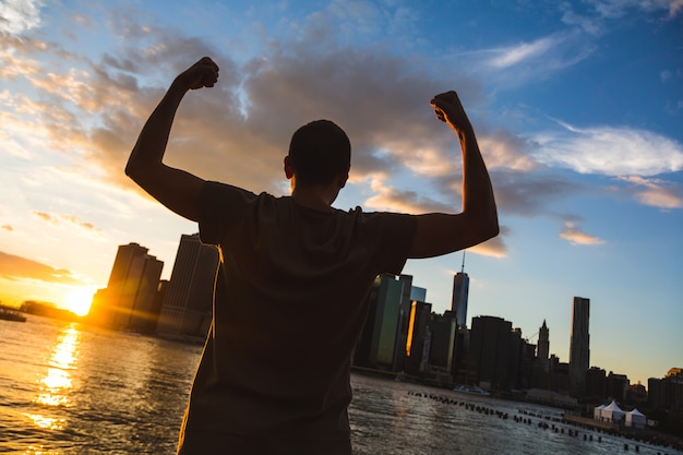 Homem bem sucedido em Nova York ao pôr do sol