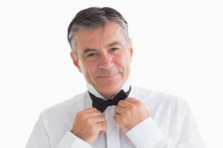 Foto homem bem vestido ajustando sua gravata