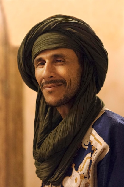 Foto homem berbere com turbante verde merzouga vii