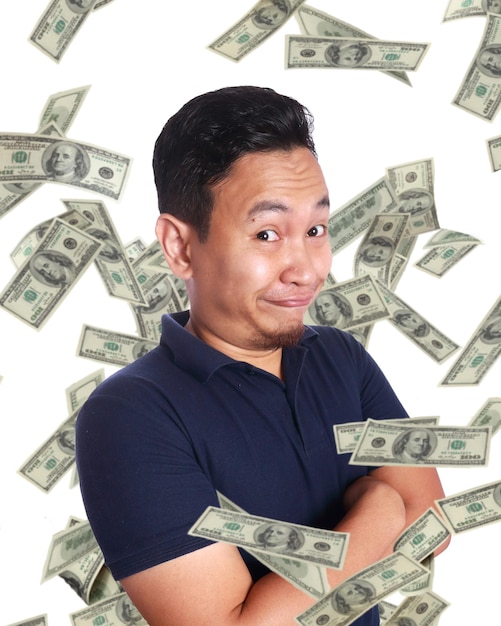 Homem bilionário asiático sorrindo feliz sob a chuva de dinheiro riqueza investimento conceito econômico