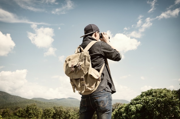 Homem, binóculos, olhar, montanha, Cloudscape, viagem, conceito