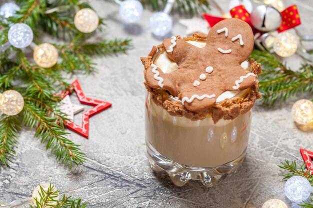 Homem-biscoito bêbado em um coquetel de Natal