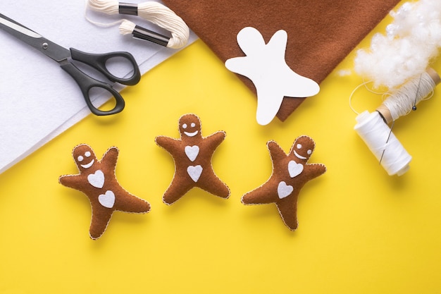 Homem-biscoito de brinquedo de Natal está pronto. Instruções de fabricação passo a passo. Etapa 10.