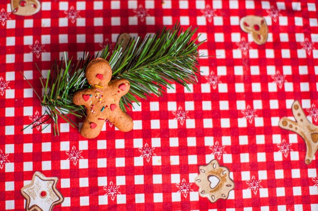 Foto homem-biscoito na mesa brilhante