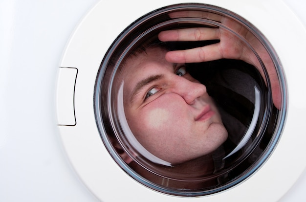 Homem bizarro dentro da máquina de lavar