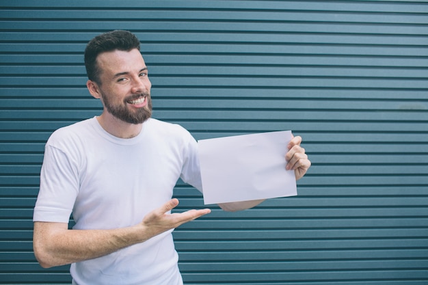 Homem bom e positivo está de pé e sorrindo