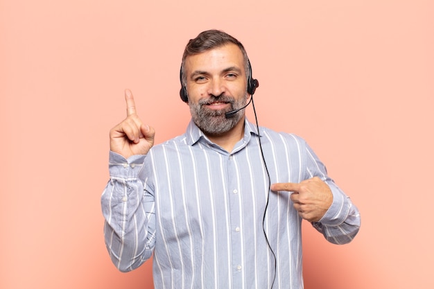 Homem bonito adulto sentindo-se orgulhoso e surpreso, apontando para si mesmo com confiança, sentindo-se o sucesso número um