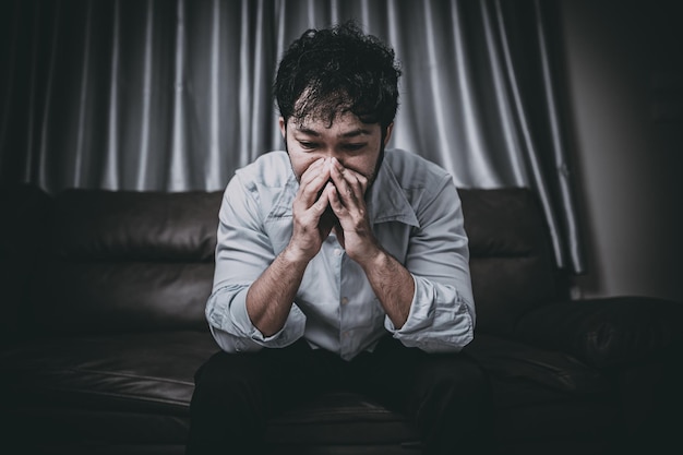 Homem bonito asiático estresse da sobrecarga de trabalho Homem cansado volta para casa depois de muito trabalho da empresa risco de depressão