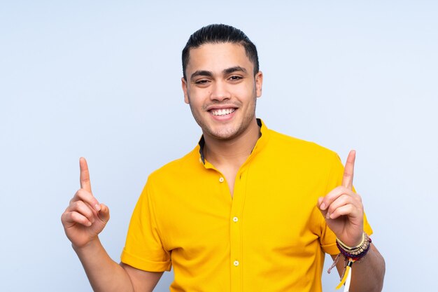 Homem bonito asiático sobre fundo isolado apontando uma ótima ideia