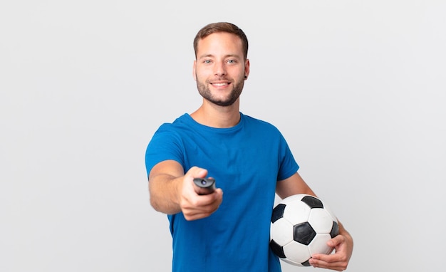 Homem bonito assistindo futebol na televisão